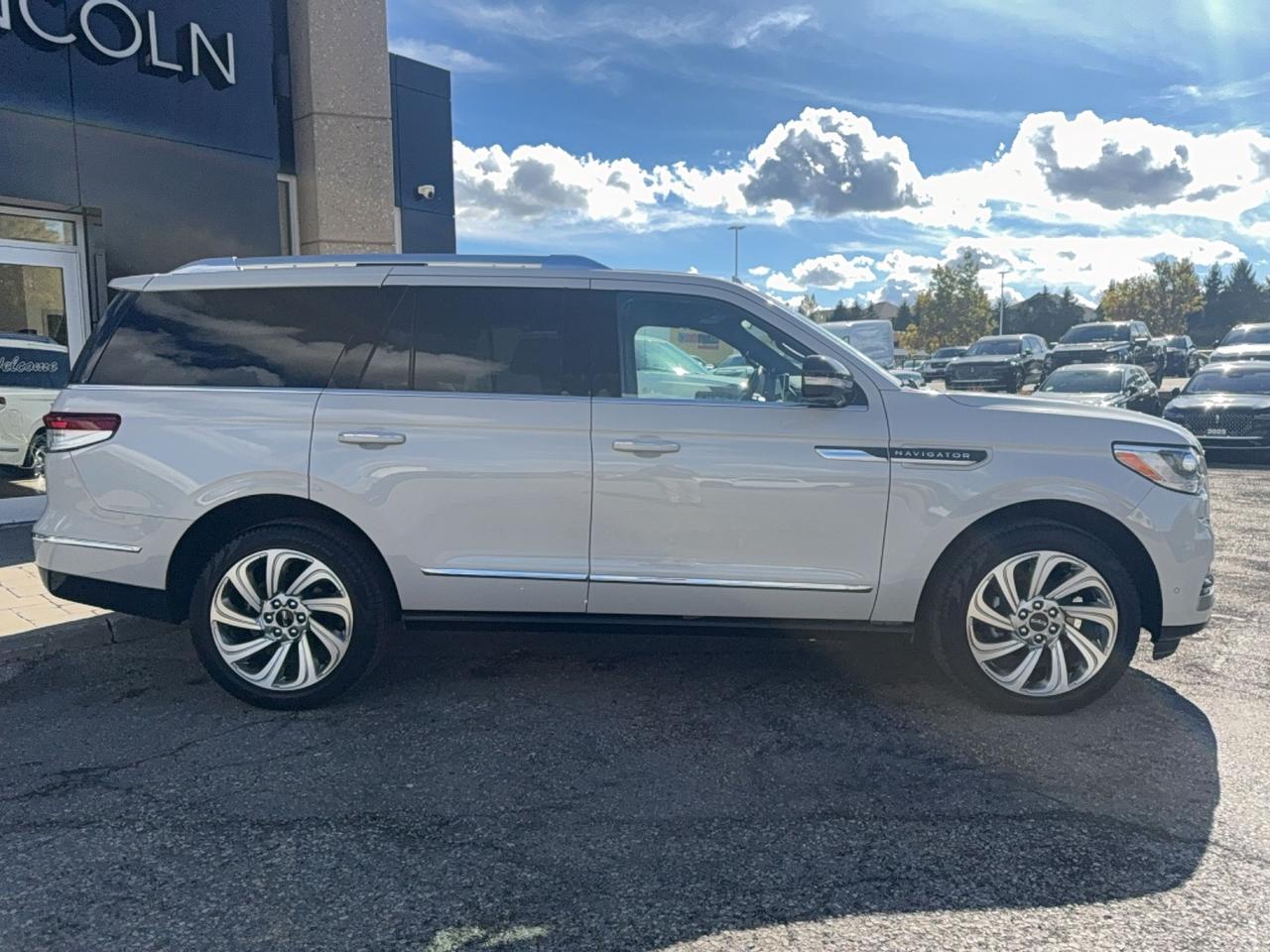2024 Lincoln Navigator REGULAR LENGTH, 2ND ROW CAPTAINS, 22" RIMS, LOADED Photo5