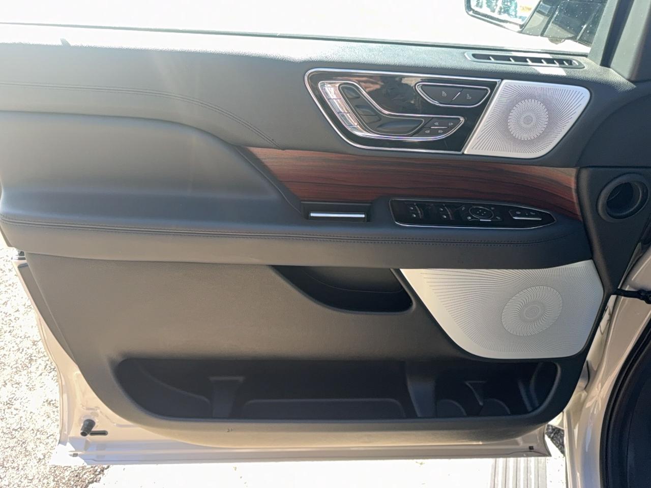 2024 Lincoln Navigator REGULAR LENGTH, 2ND ROW CAPTAINS, 22" RIMS, LOADED Photo