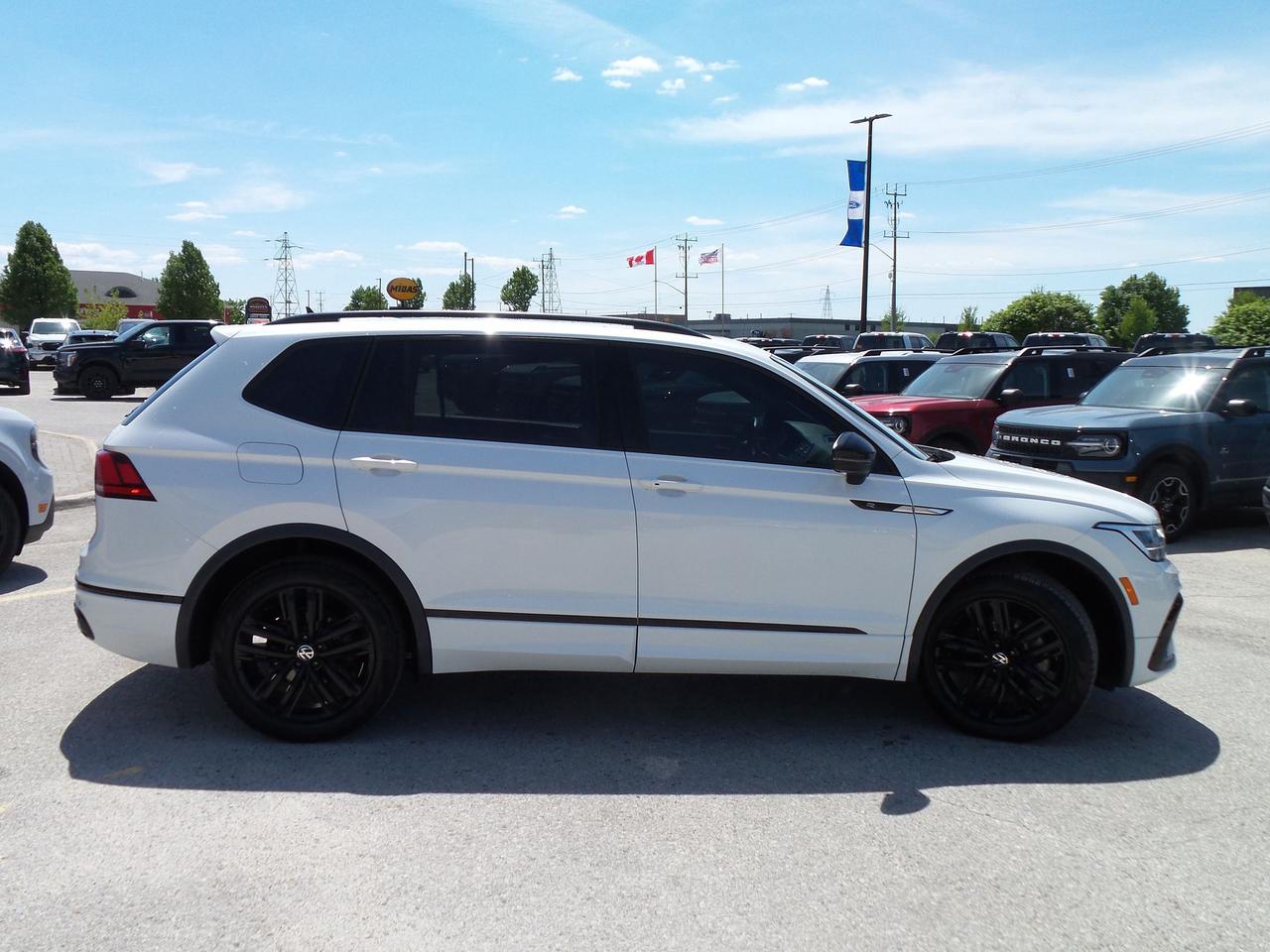 2022 Volkswagen Tiguan Comfortline R-Line Black Edition Photo3