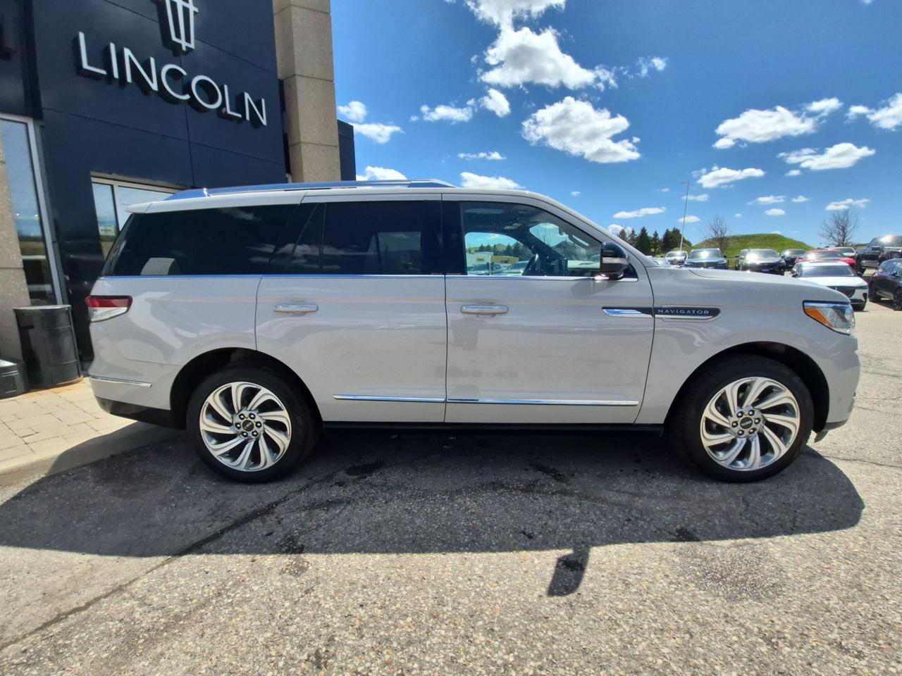 2024 Lincoln Navigator REGULAR LENGTH, 2ND ROW CAPTAINS, 22" RIMS, LOADED Photo1