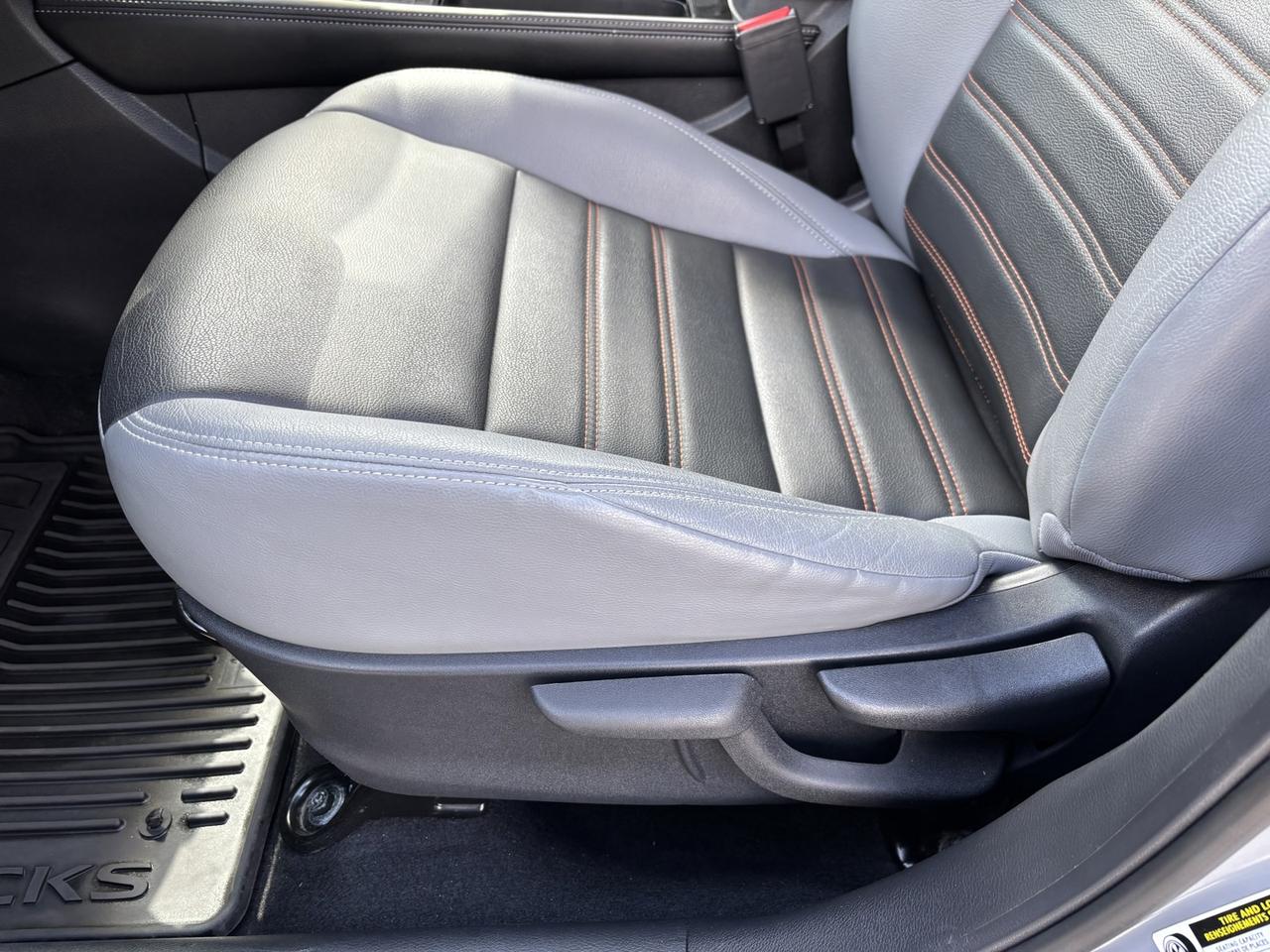 2021 Nissan Kicks SR Photo
