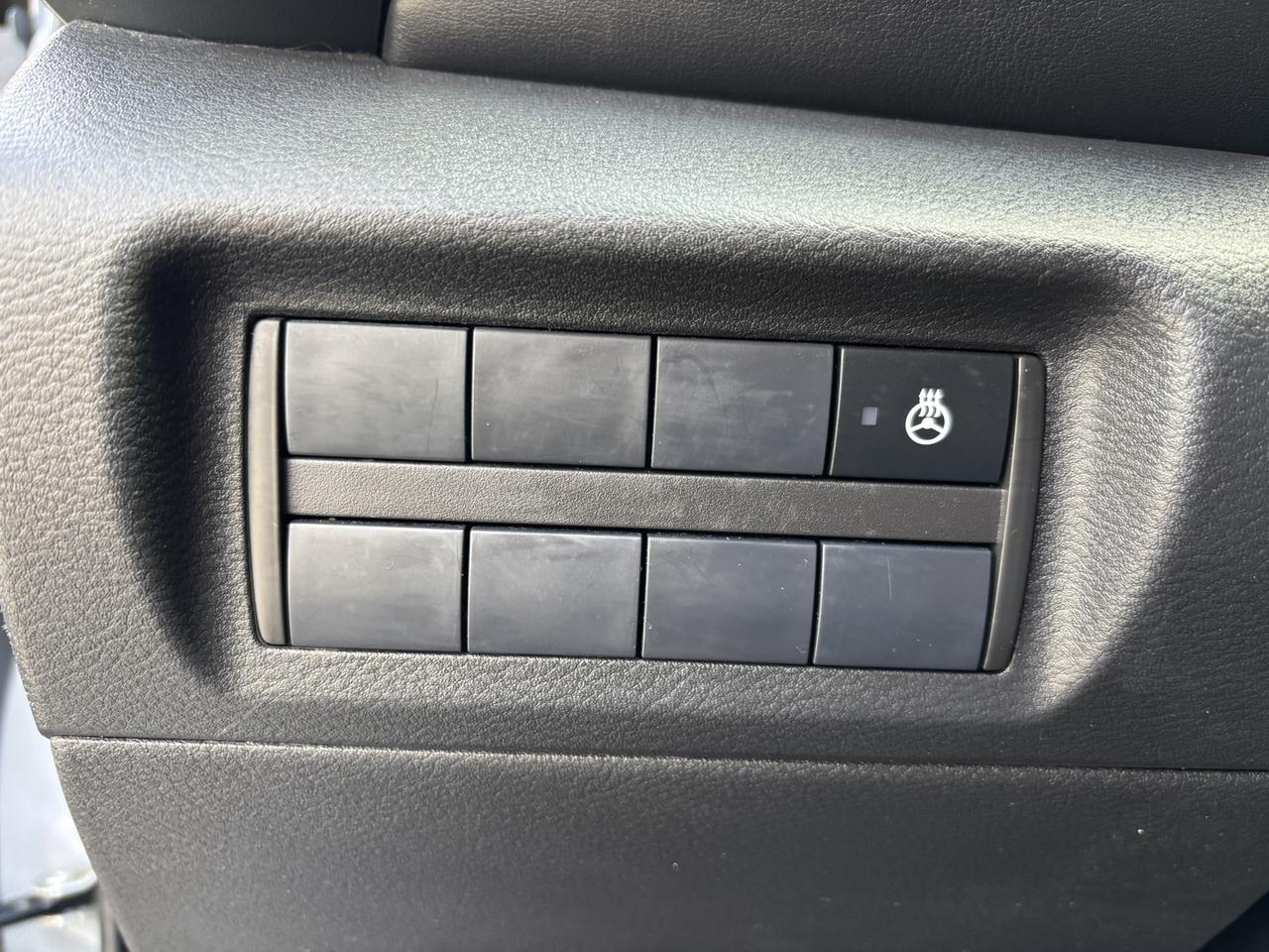 2021 Nissan Kicks SR Photo