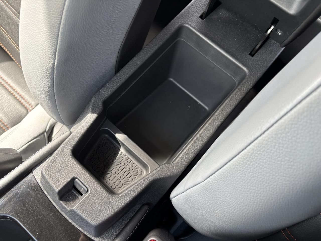 2021 Nissan Kicks SR Photo
