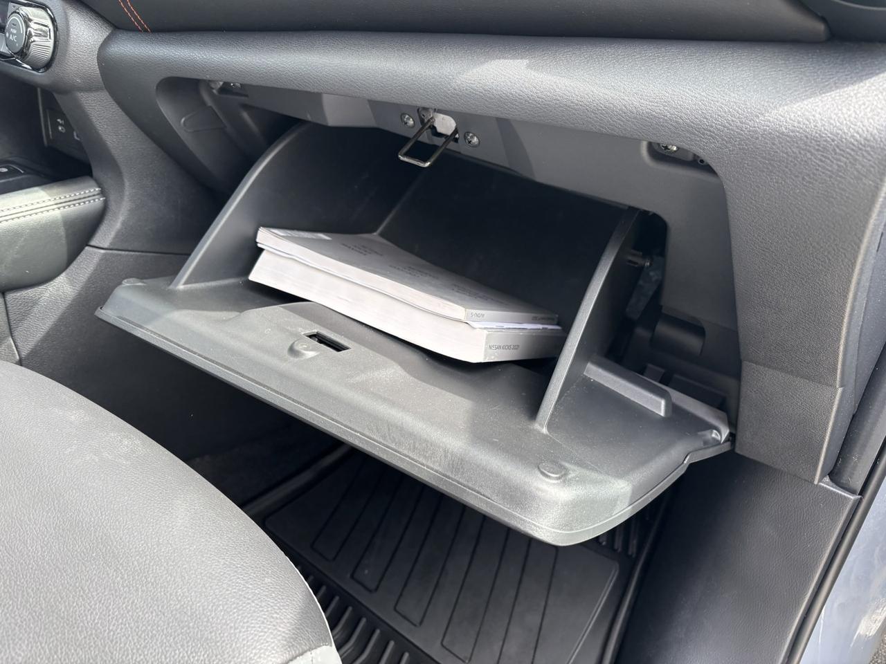 2021 Nissan Kicks SR Photo