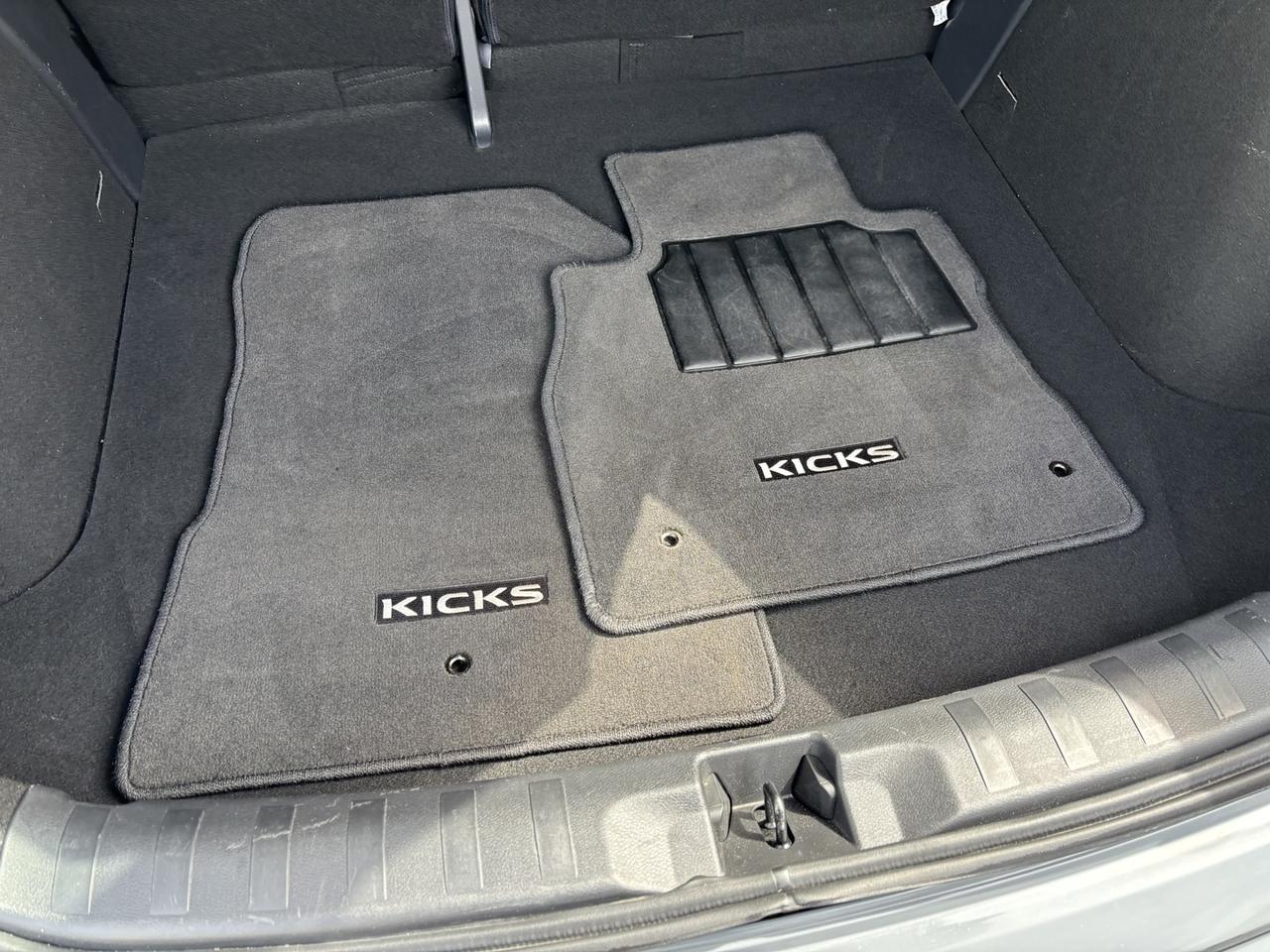 2021 Nissan Kicks SR Photo
