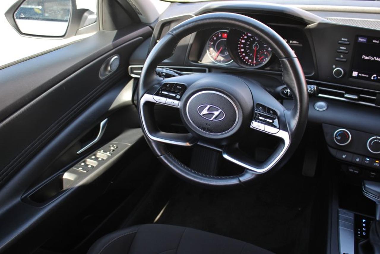 2023 Hyundai Elantra Preferred*Heated Seats*CarPlay*Rear Cam*2L-4cyl*FW Photo