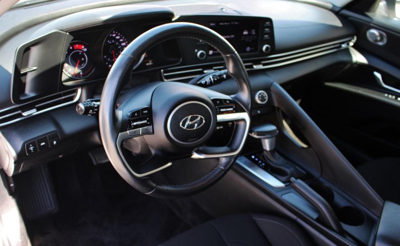 2023 Hyundai Elantra Preferred*Heated Seats*CarPlay*Rear Cam*2L-4cyl*FW Photo