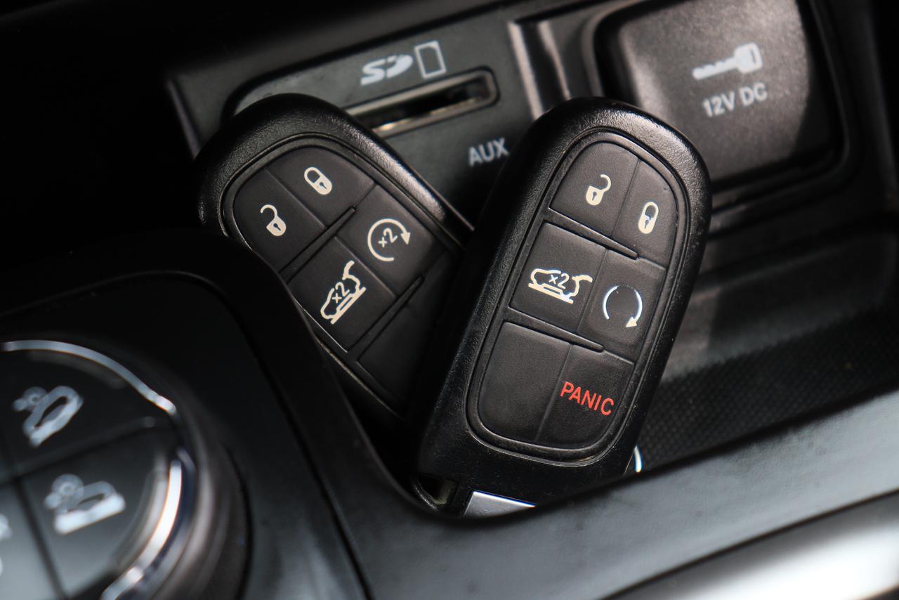 2016 Jeep Cherokee Trailhawk | 4x4 | Leather | Pano Roof | Cam & More Photo