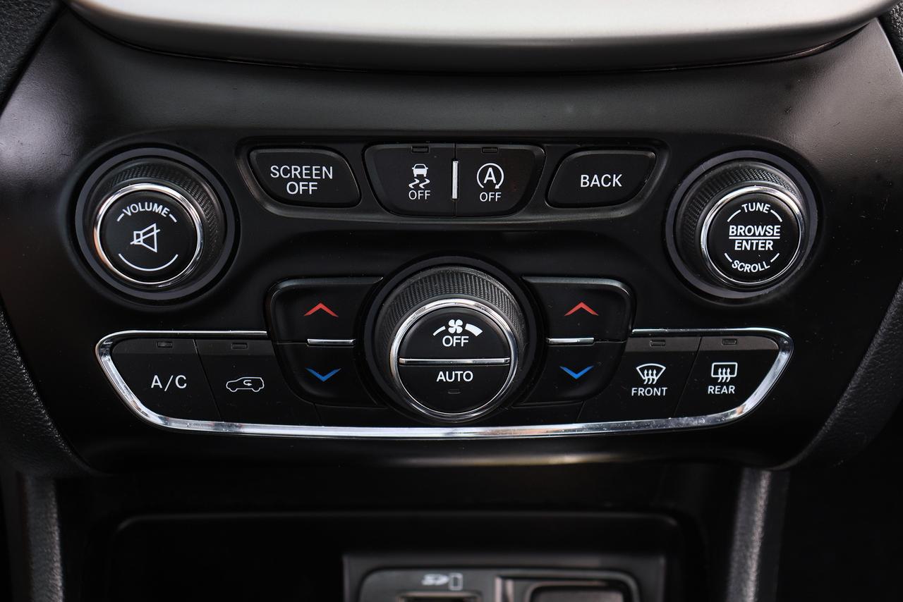 2016 Jeep Cherokee Trailhawk | 4x4 | Leather | Pano Roof | Cam & More Photo