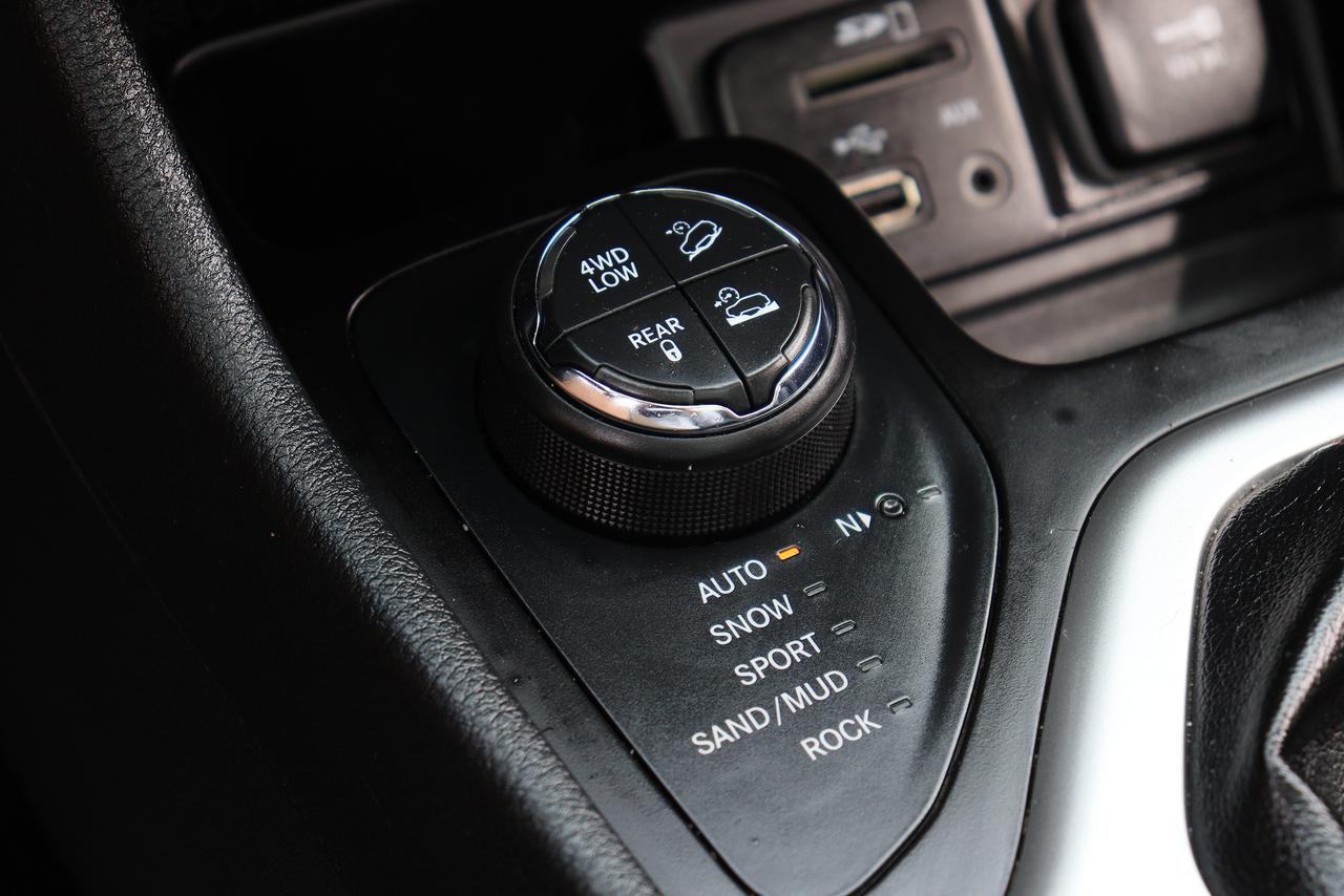 2016 Jeep Cherokee Trailhawk | 4x4 | Leather | Pano Roof | Cam & More Photo