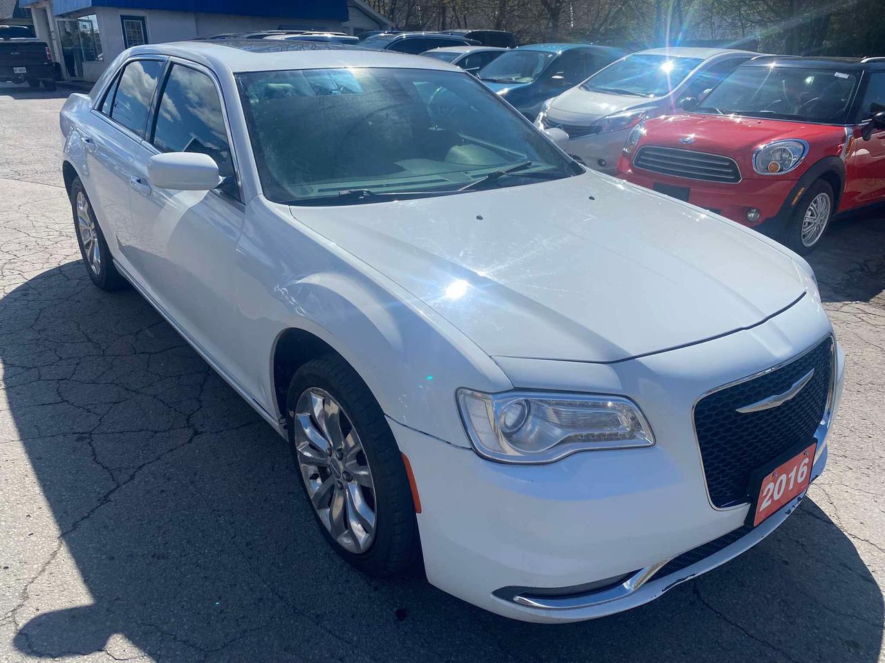 2016 Chrysler 300 4dr Sdn Touring AWD Photo4