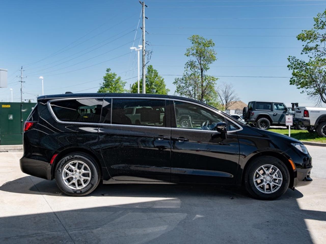 2027 Dodge Grand Caravan SXT Photo
