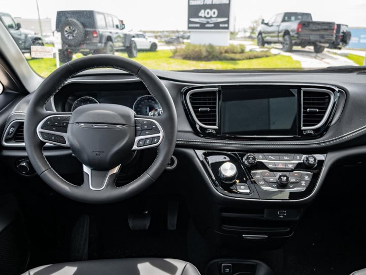 2027 Chrysler Pacifica Select Photo2