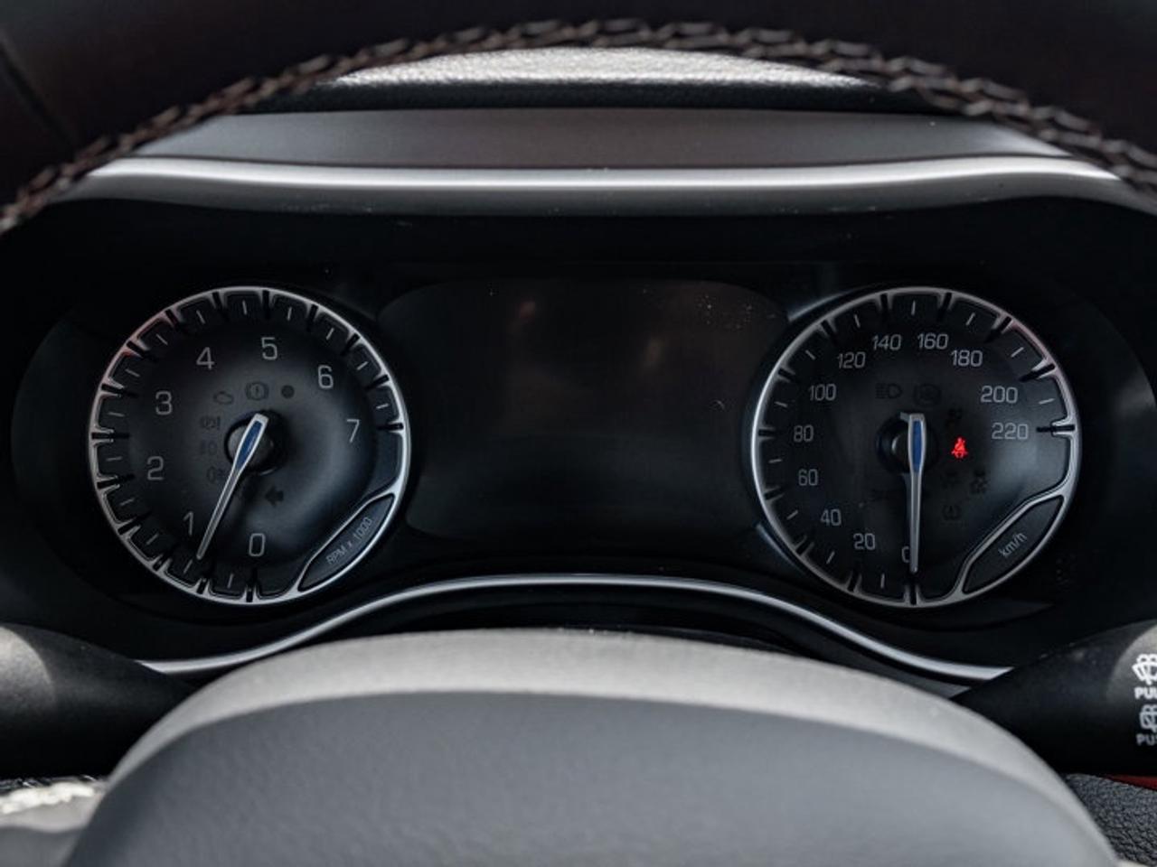2027 Chrysler Pacifica Select Photo