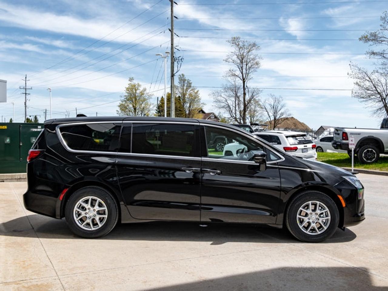 2027 Chrysler Pacifica Select Photo