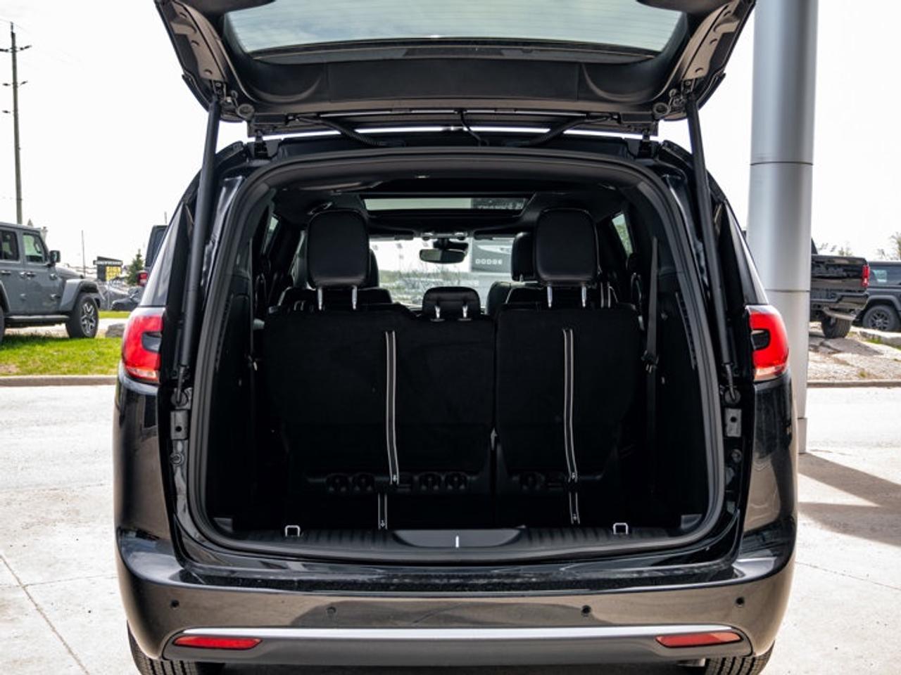 2027 Chrysler Pacifica Select Photo
