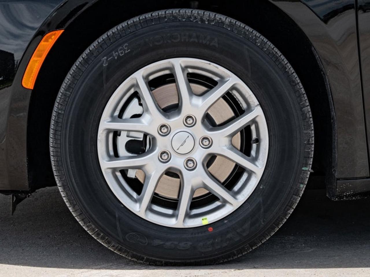 2027 Chrysler Pacifica Select Photo