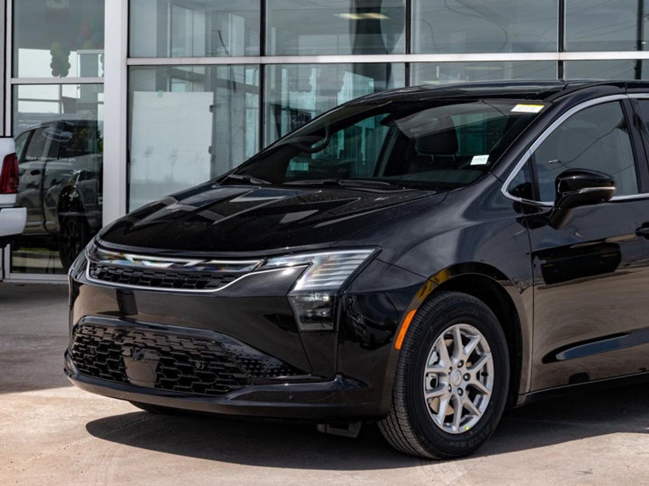 2027 Chrysler Pacifica Select Photo