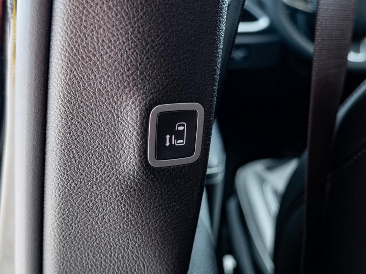 2027 Chrysler Pacifica Select Photo