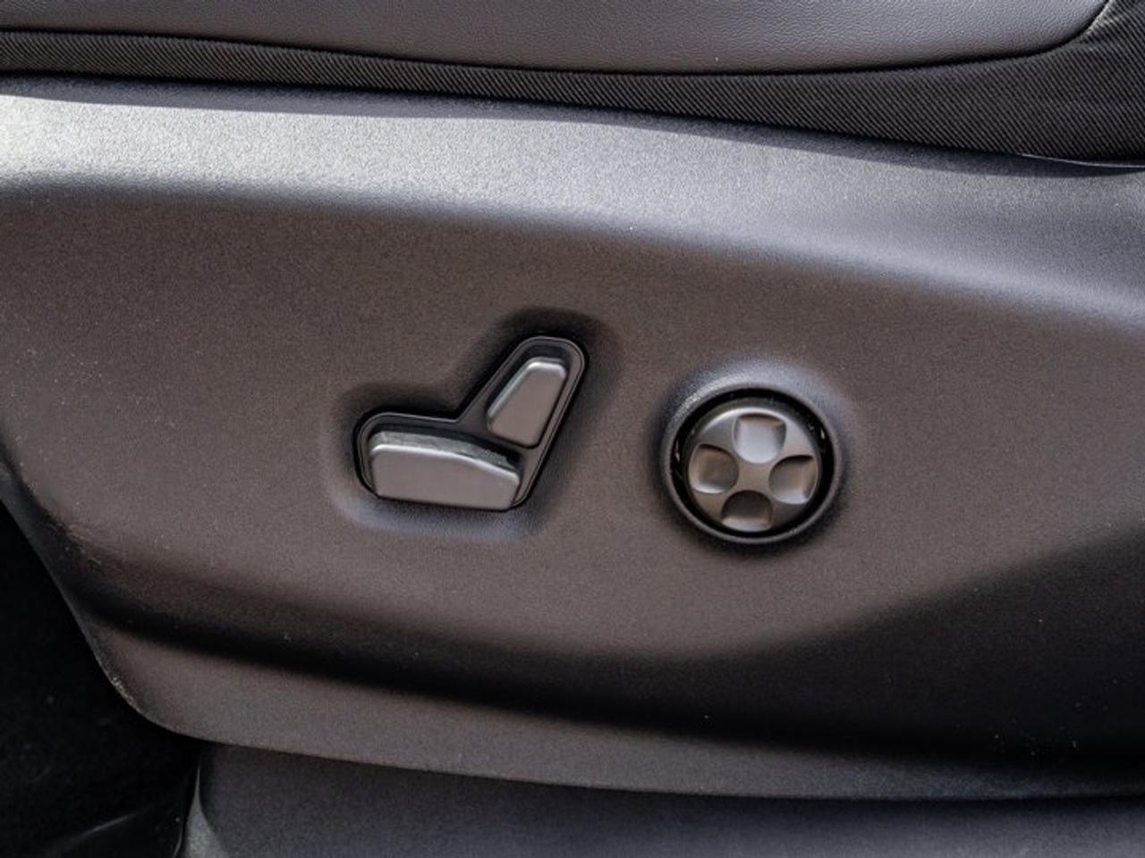 2027 Chrysler Pacifica Select Photo