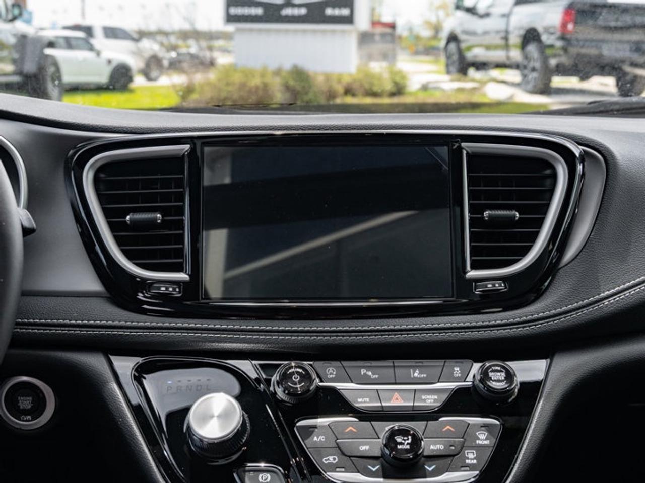 2027 Chrysler Pacifica Select Photo