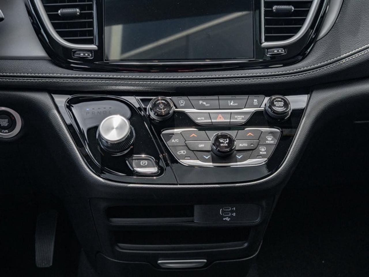 2027 Chrysler Pacifica Select Photo