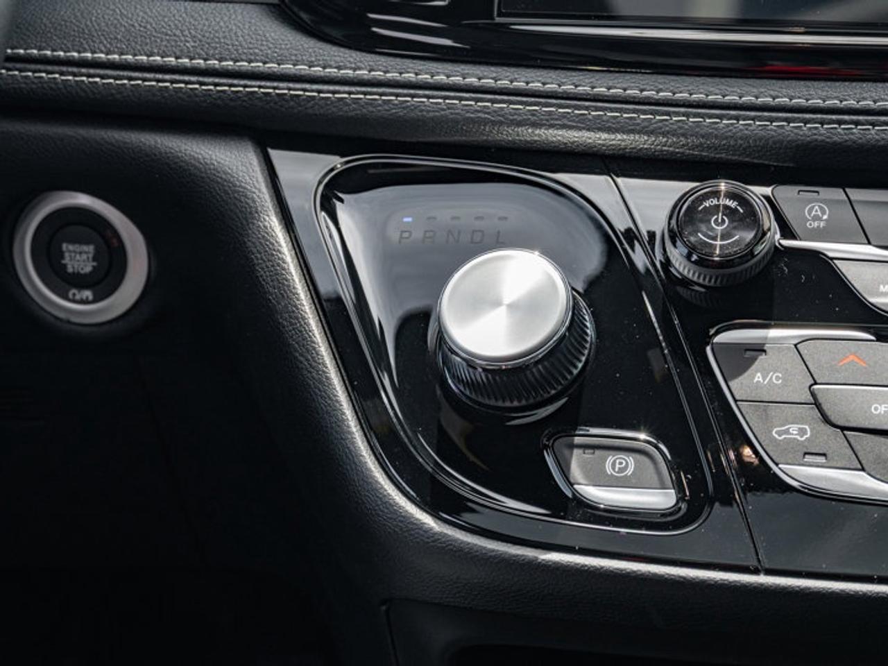2027 Chrysler Pacifica Select Photo