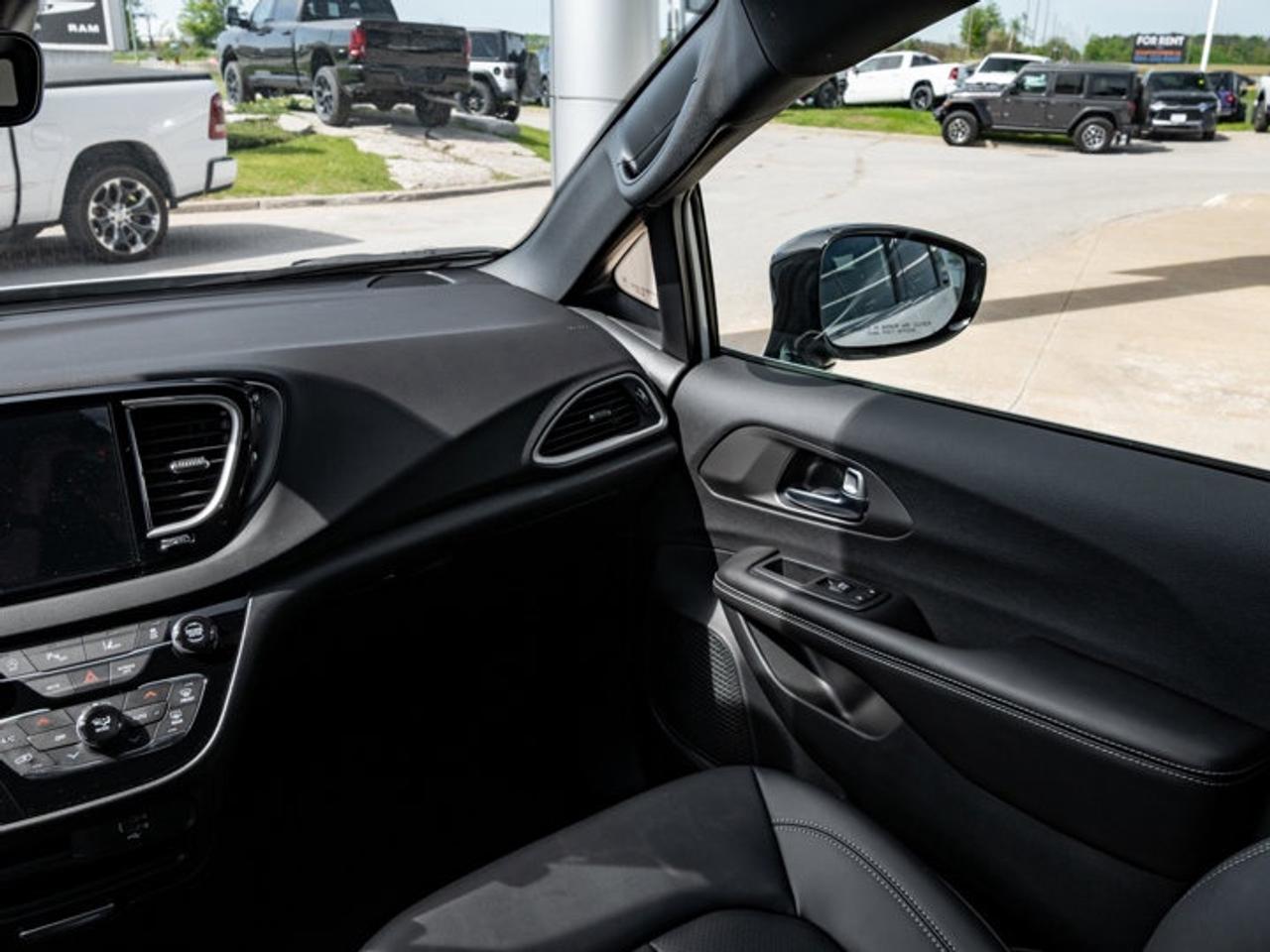 2027 Dodge Grand Caravan SXT Photo