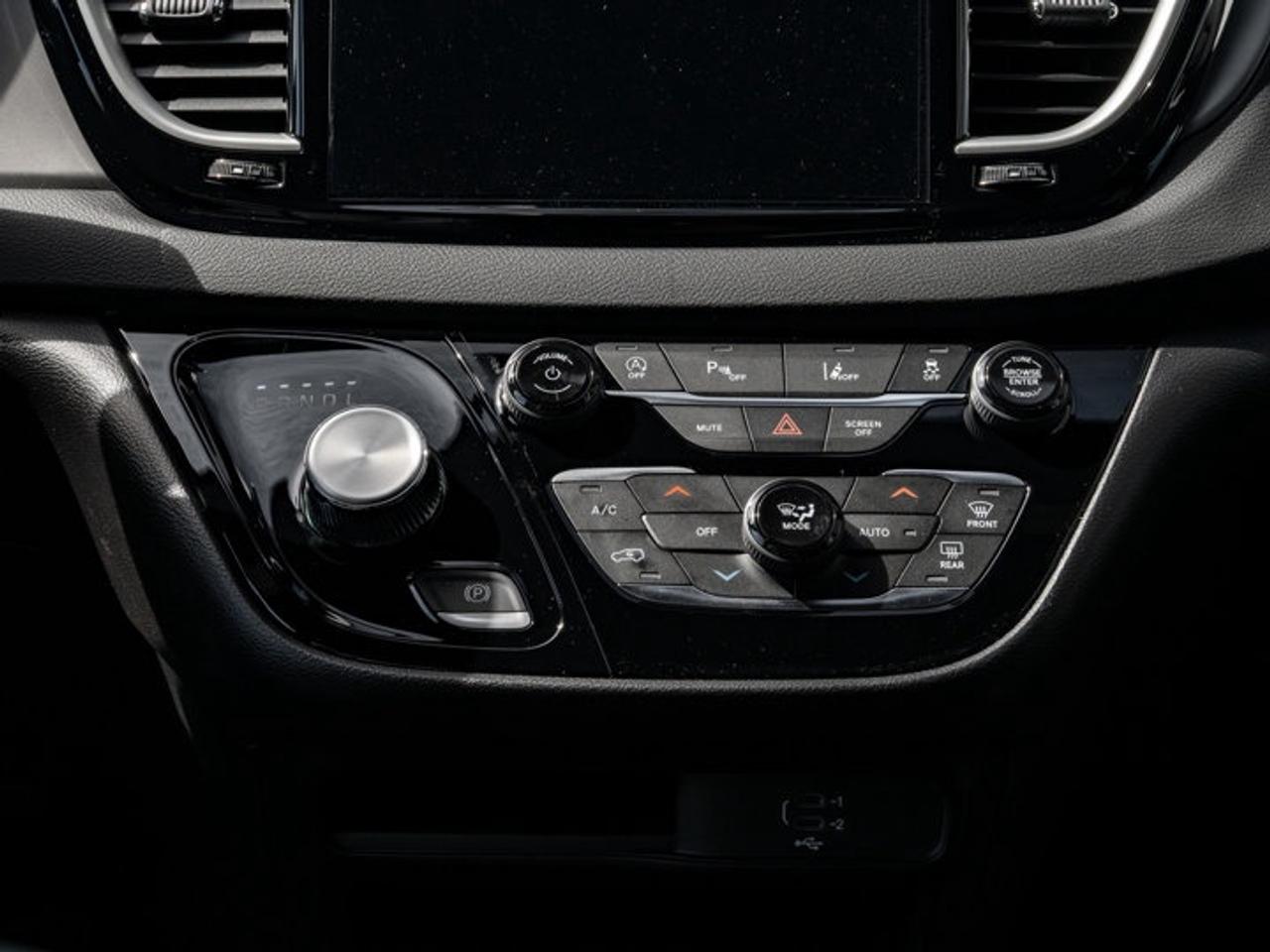 2027 Dodge Grand Caravan SXT Photo