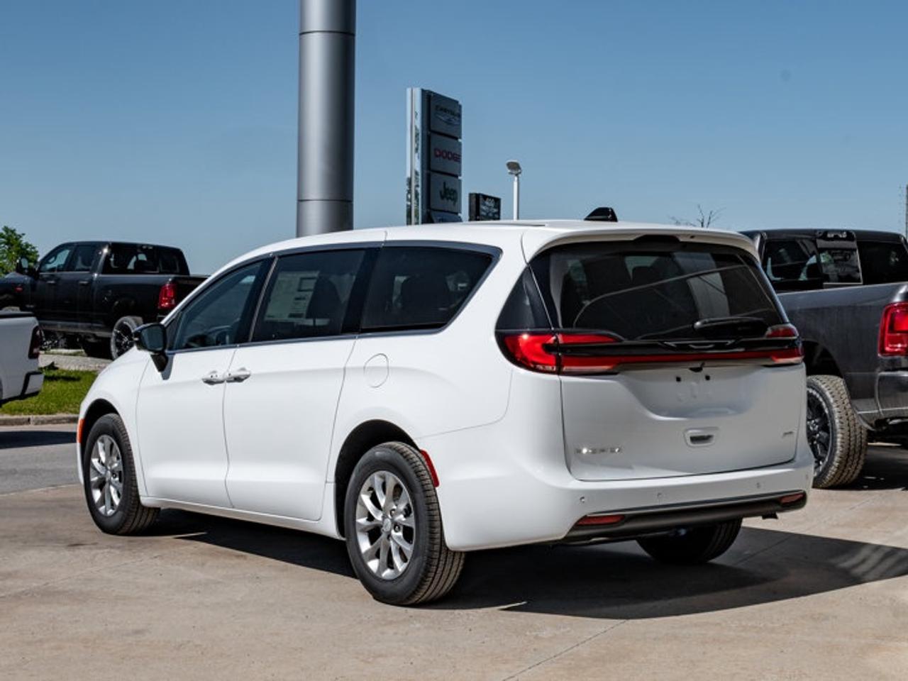 2027 Chrysler Pacifica Select Photo