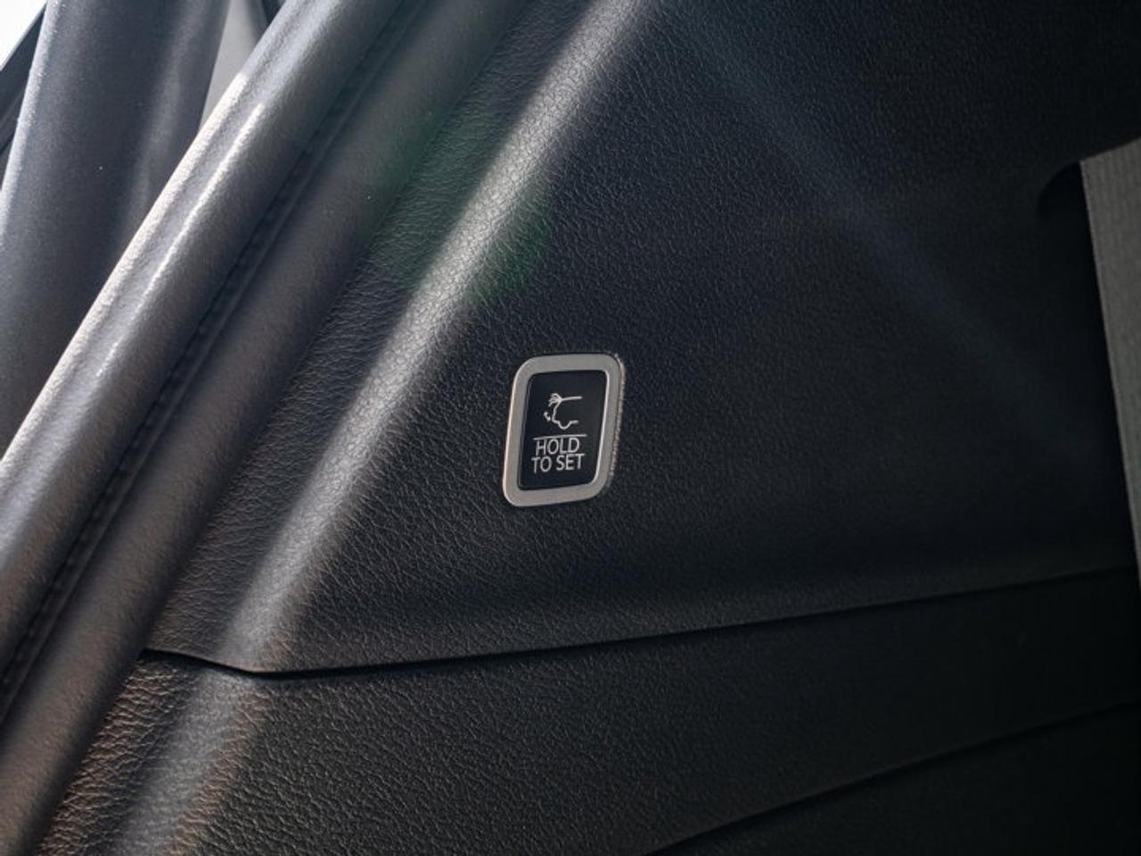 2027 Chrysler Pacifica Select Photo
