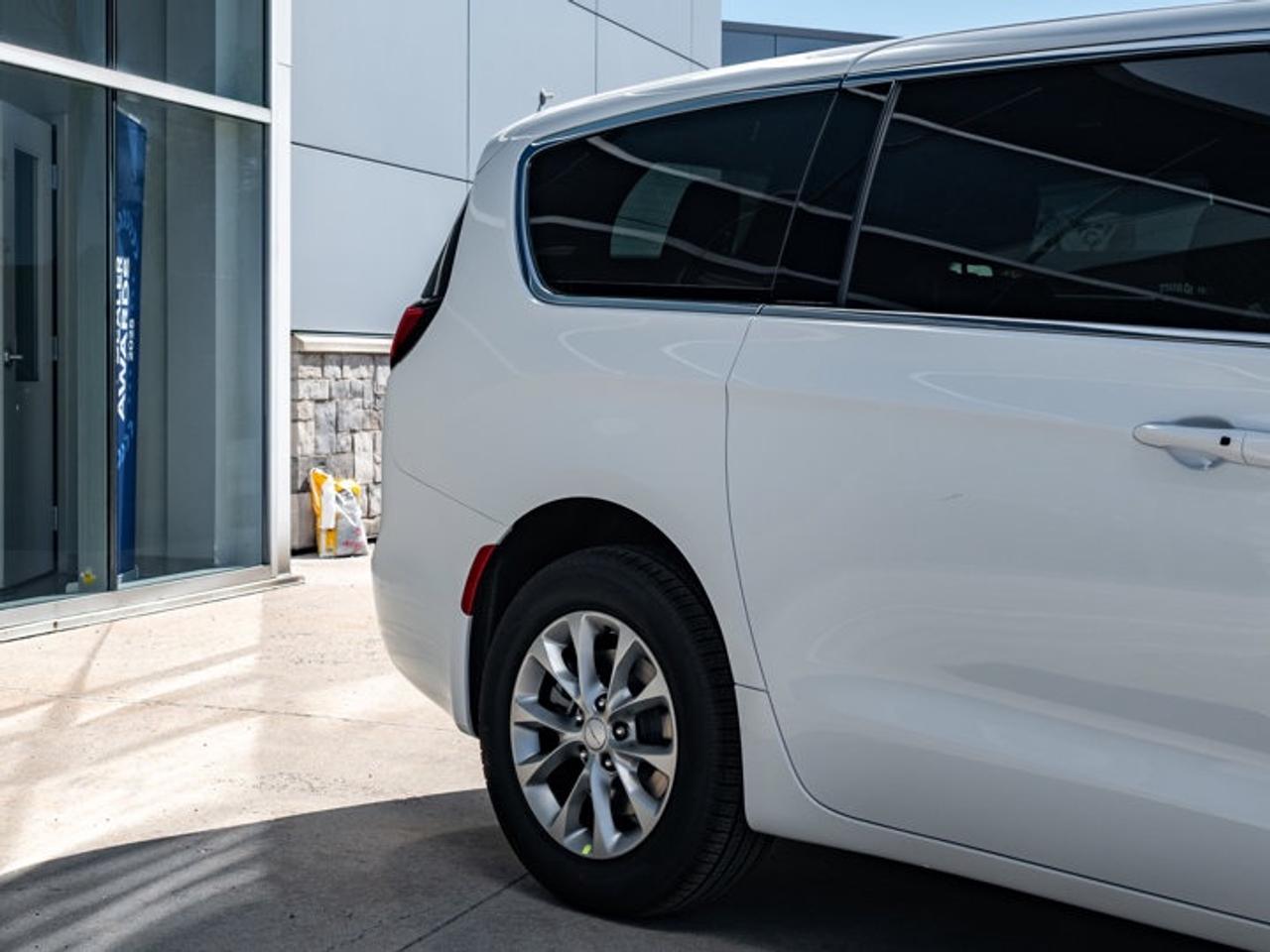 2027 Chrysler Pacifica Select Photo