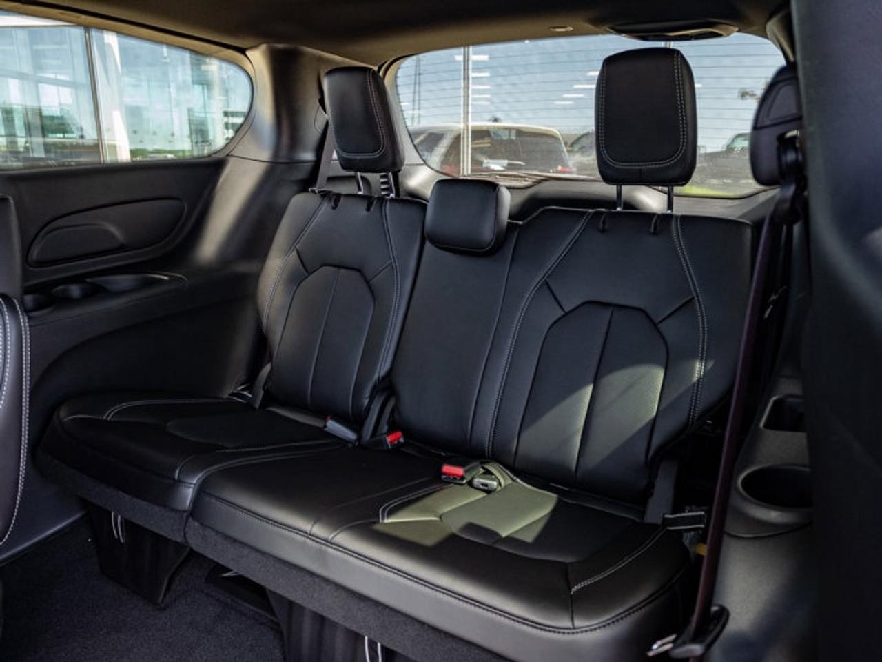 2027 Chrysler Pacifica Select Photo