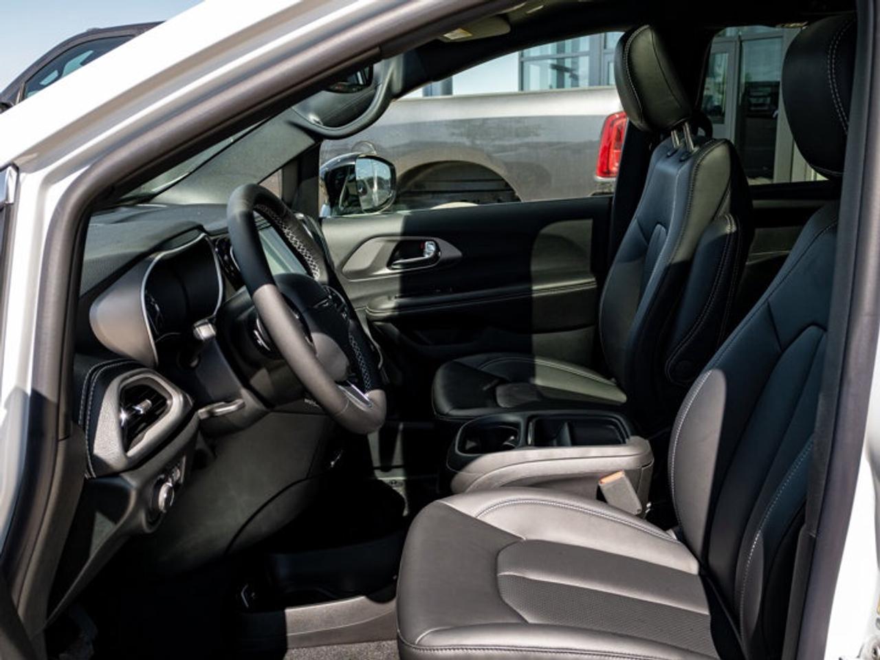 2027 Chrysler Pacifica Select Photo