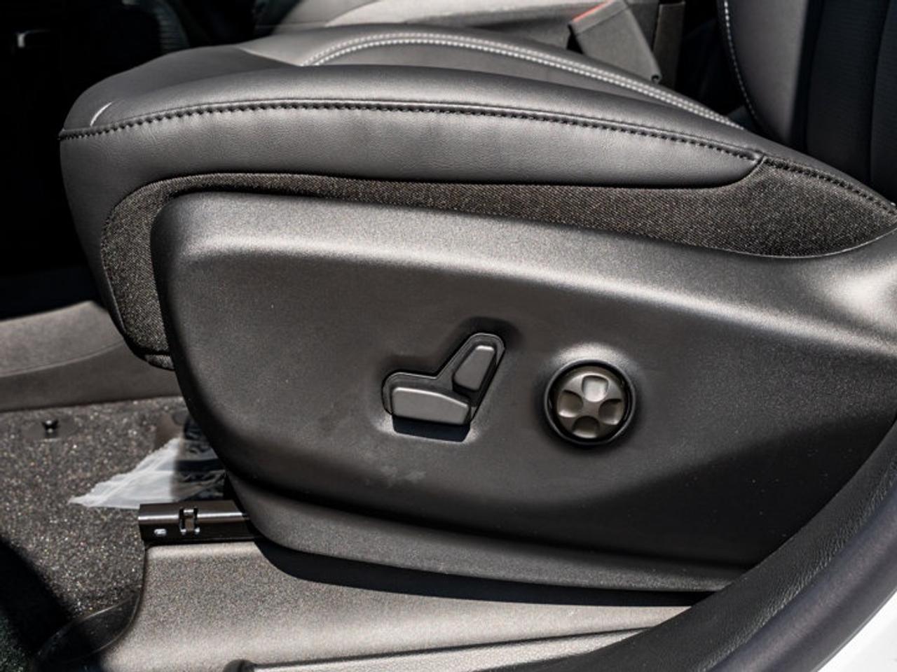 2027 Chrysler Pacifica Select Photo
