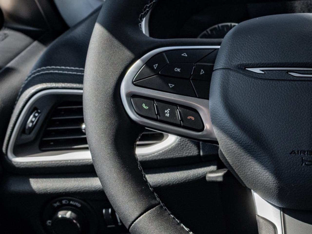 2027 Chrysler Pacifica Select Photo