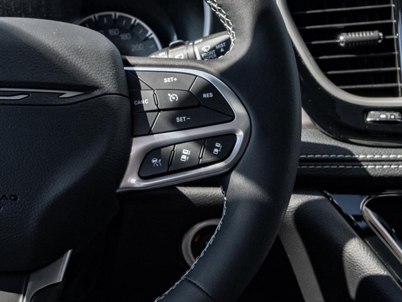 2027 Chrysler Pacifica Select Photo