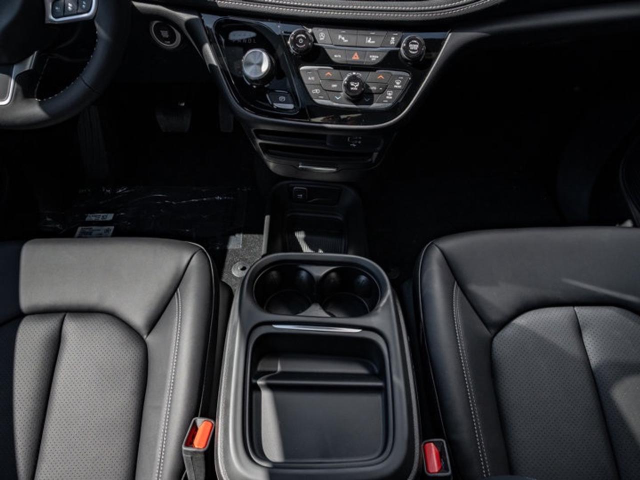 2027 Chrysler Pacifica Select Photo