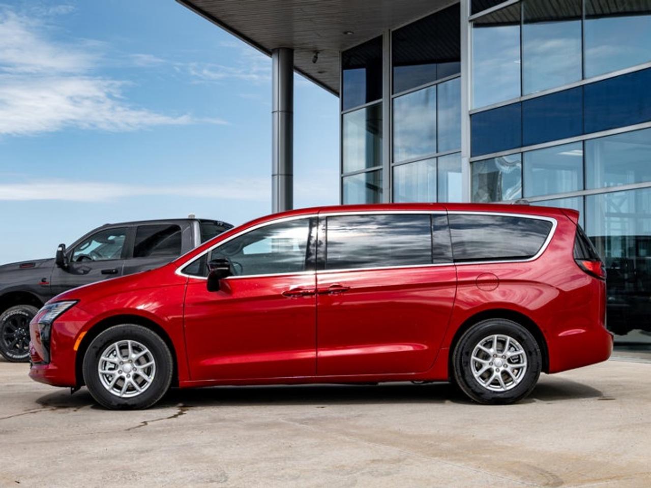 2027 Chrysler Pacifica Select Photo