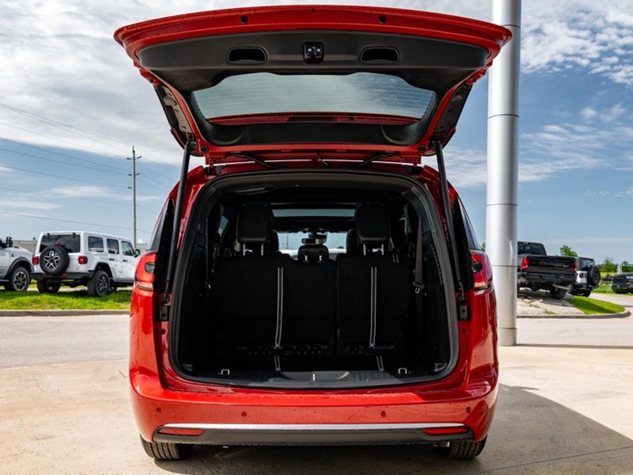 2027 Chrysler Pacifica Select Photo
