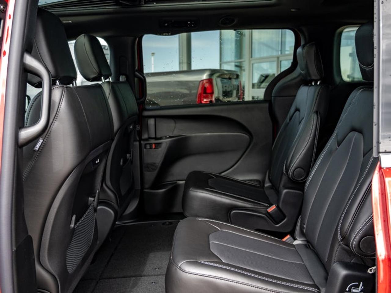 2027 Chrysler Pacifica Select Photo