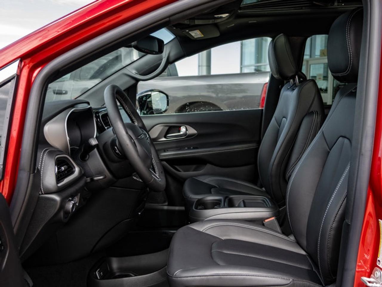 2027 Chrysler Pacifica Select Photo
