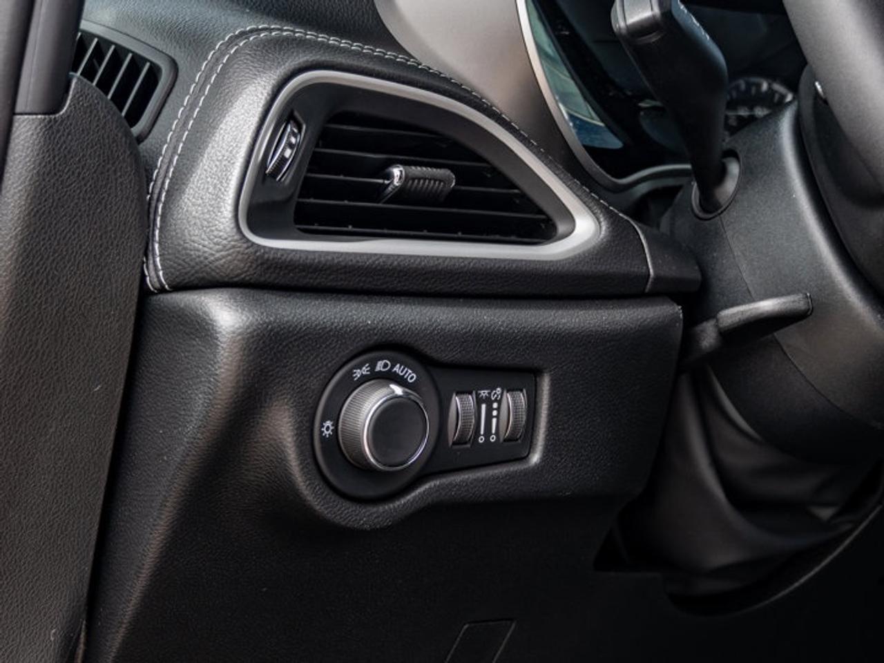 2027 Chrysler Pacifica Select Photo