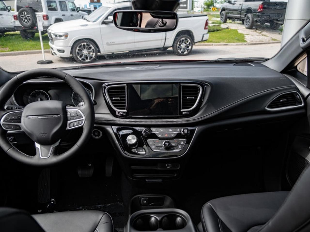 2027 Chrysler Pacifica Select Photo