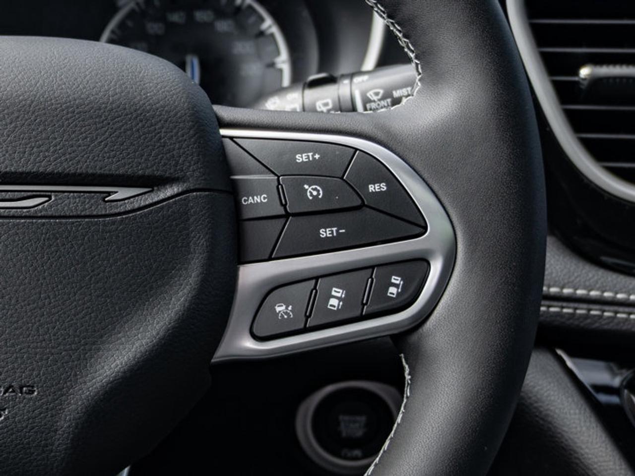 2027 Chrysler Pacifica Select Photo