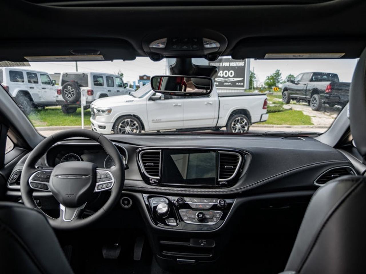 2027 Chrysler Pacifica Select Photo