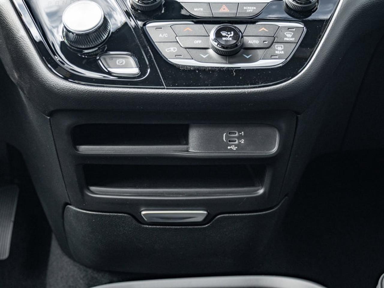 2027 Chrysler Pacifica Select Photo