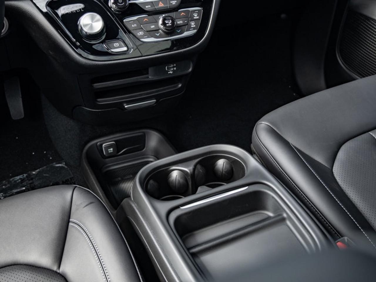 2027 Chrysler Pacifica Select Photo