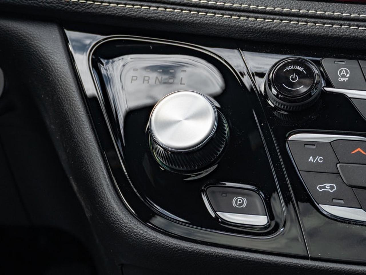 2027 Chrysler Pacifica Select Photo