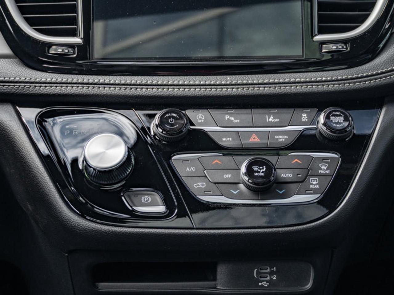 2027 Chrysler Pacifica Select Photo